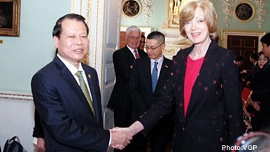 Deputy Prime Minister Vu Van Ninh works with London Lord Mayor - ảnh 1